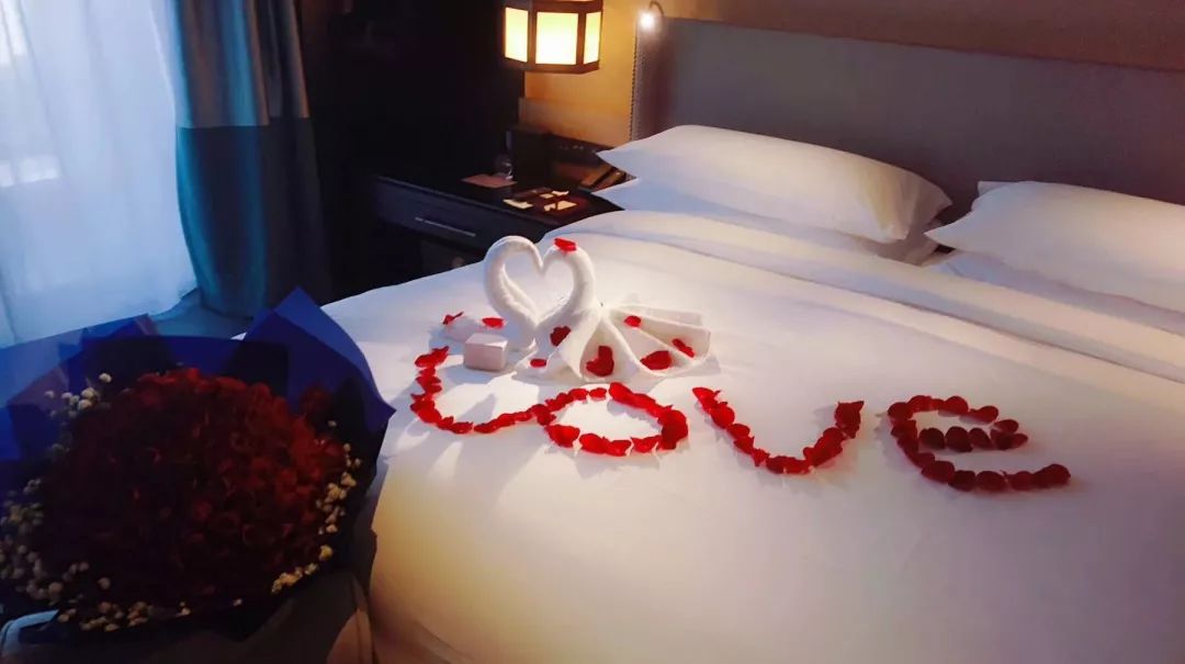 大部分酒店都会选择在客房布置浪漫的玫瑰花瓣,红酒,例如下图,着实让