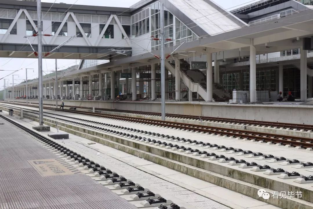 最新成贵高铁毕节站修成这样了