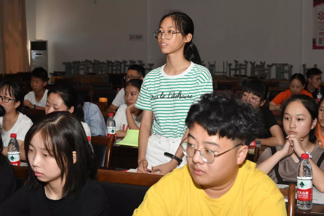 亲青帮团市委举办江山市青少年预防艾滋病知识讲座