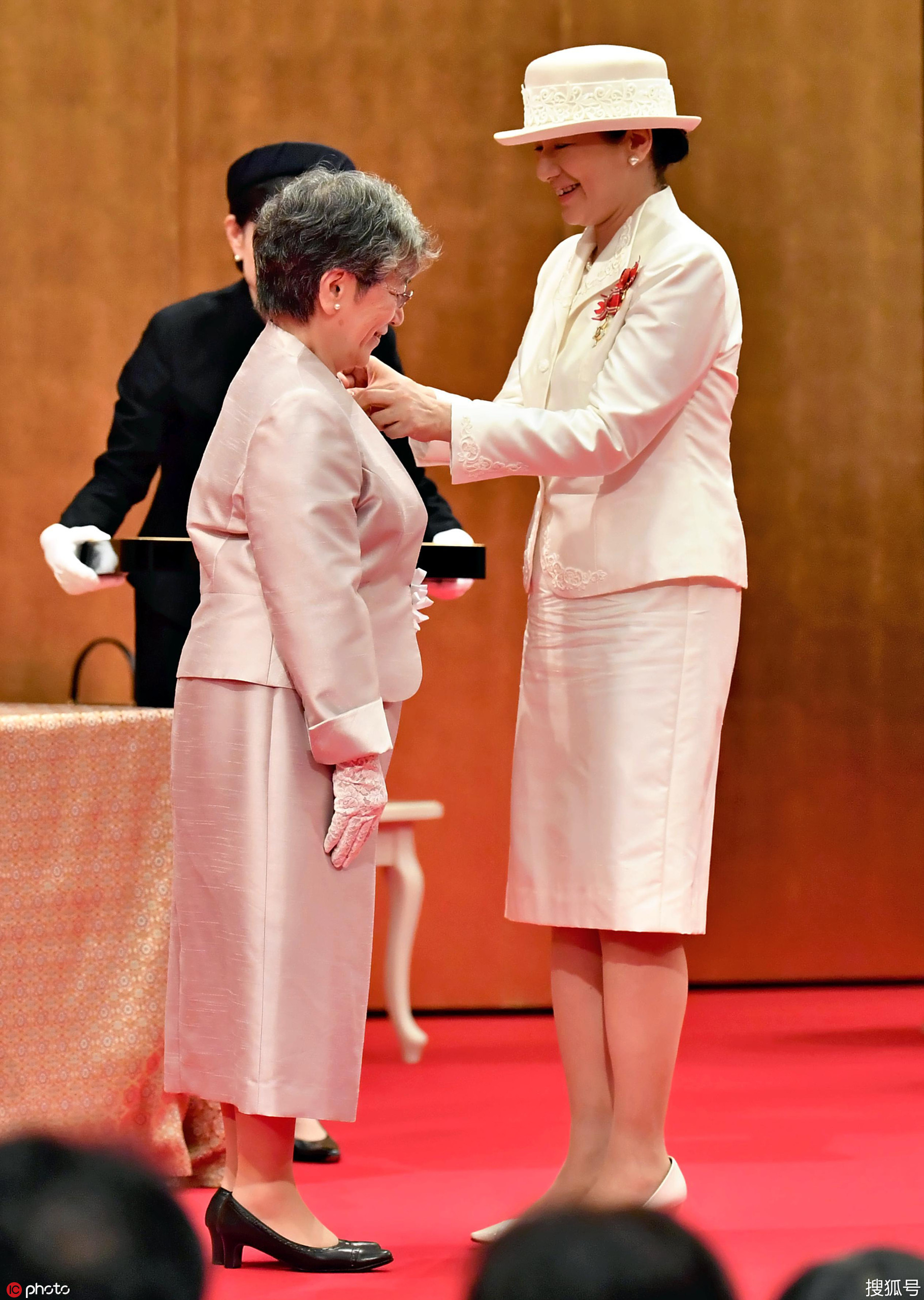 日本雅子皇后出席南丁格尔奖颁奖仪式 与弟媳同框-搜狐大视野-搜狐新闻