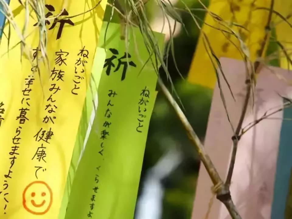 挂满五色纸笺的竹子,商店和公园也会挂上五彩缤纷的彩球,风幡等装饰品