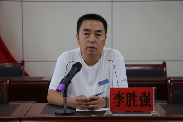 抓好产业后期市场销售,把更高的产品附加值留给农户;抓好国家林退耕还