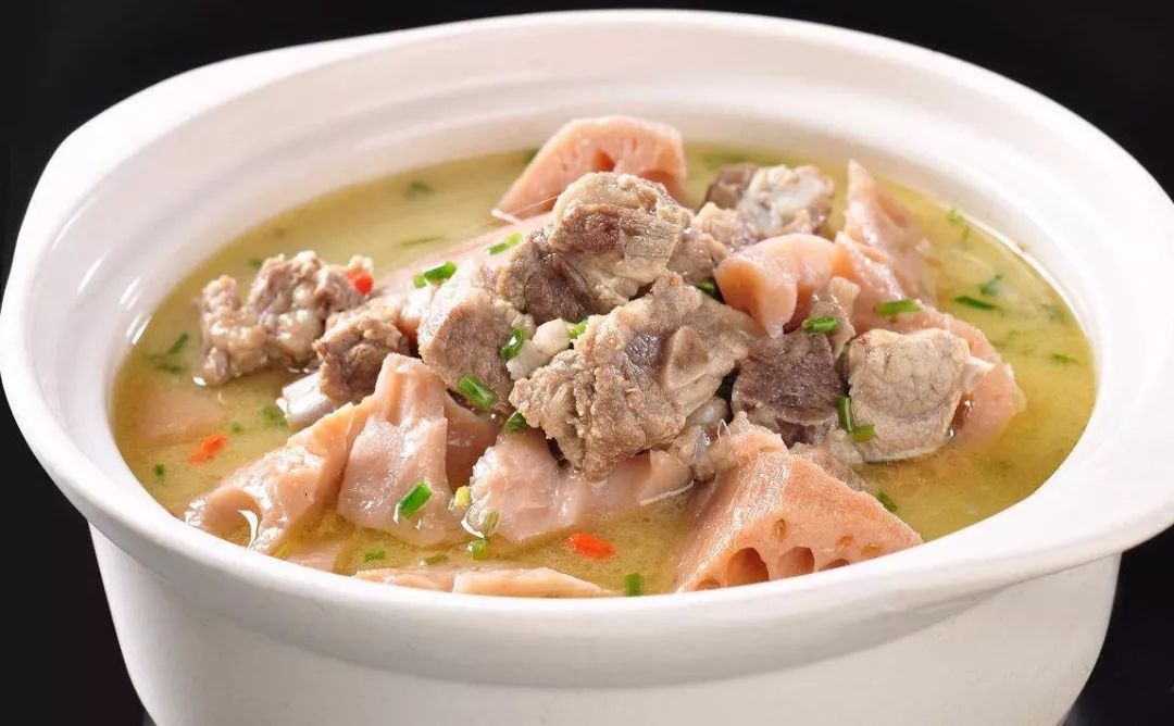 排骨切成寸段,莲藕去皮切块;2.