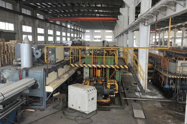 21.定尺后的铝型材应用压缩空气吹干净铝屑,然后装框.22.