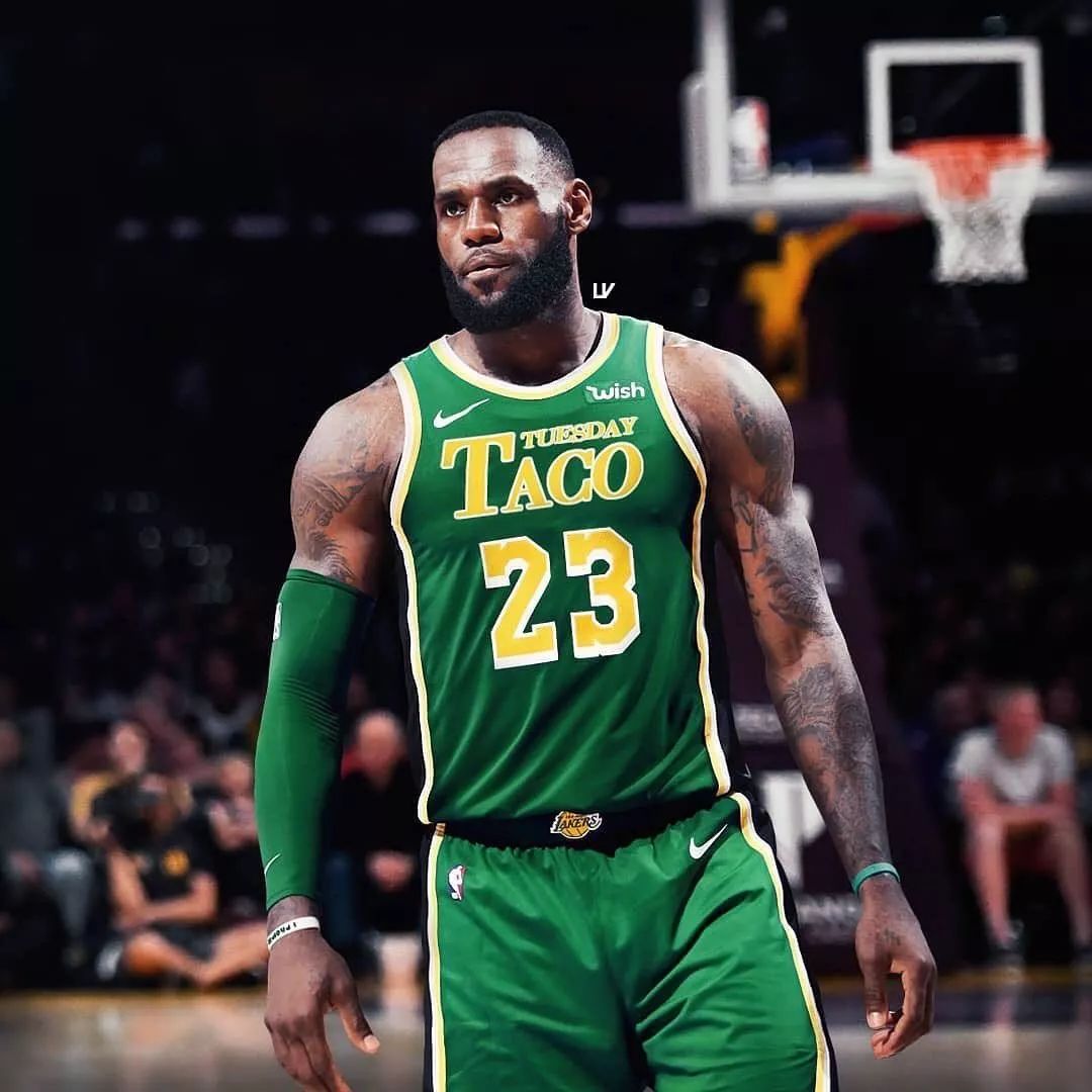 tuesday"字样并且带有詹姆斯头像的t恤,镜头一扫而过,我们感受到了詹