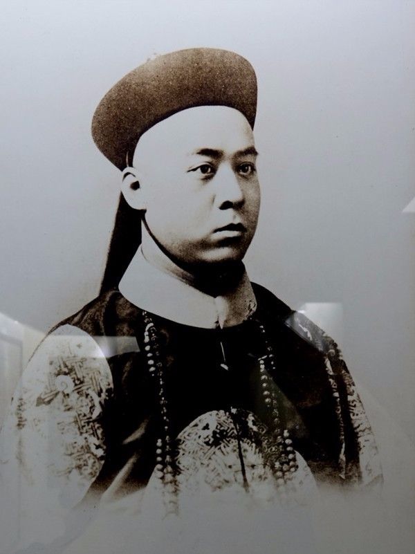 最初,溥伟便将恭王府中的古董,字画,家居等珍宝打包低价卖给了日本