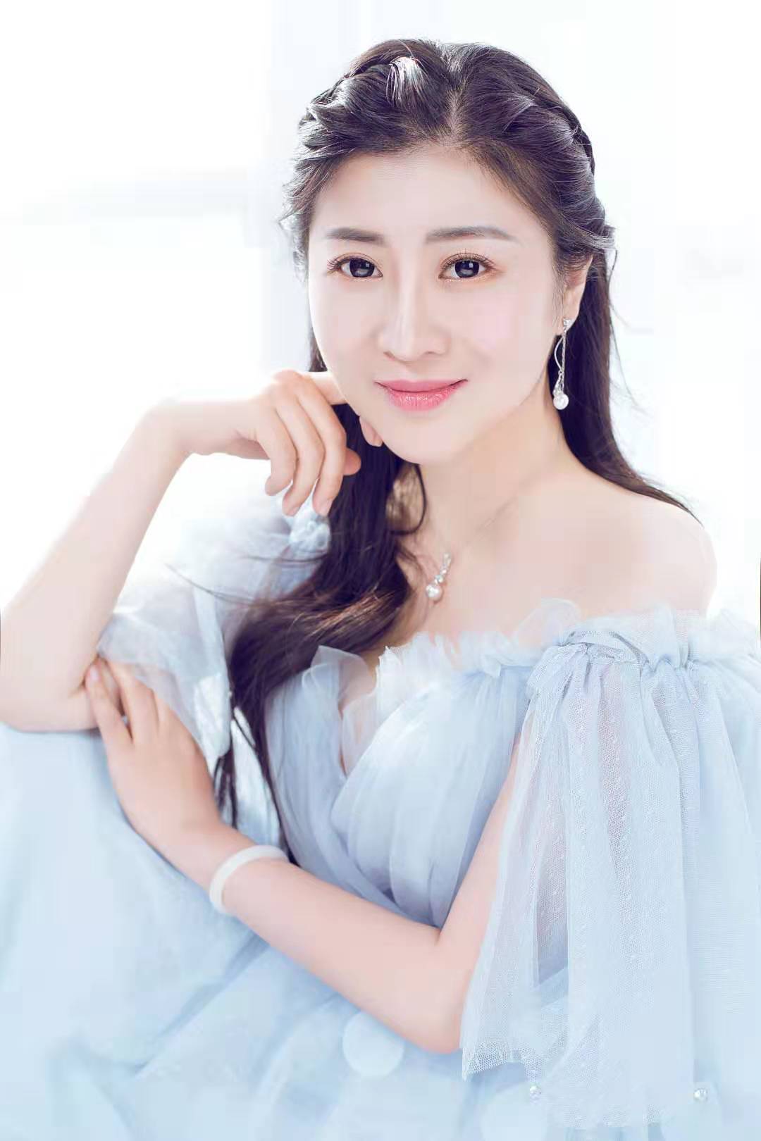 爱洒人间演唱: 梦彤词曲: 黄河潮编曲: 书生工作室