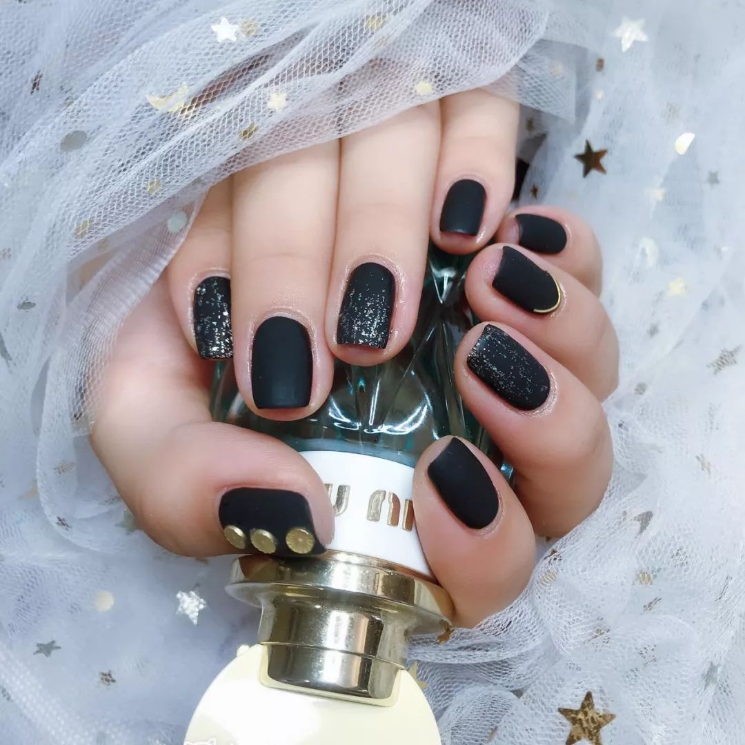 酷女孩的最爱欧美风磨砂美甲