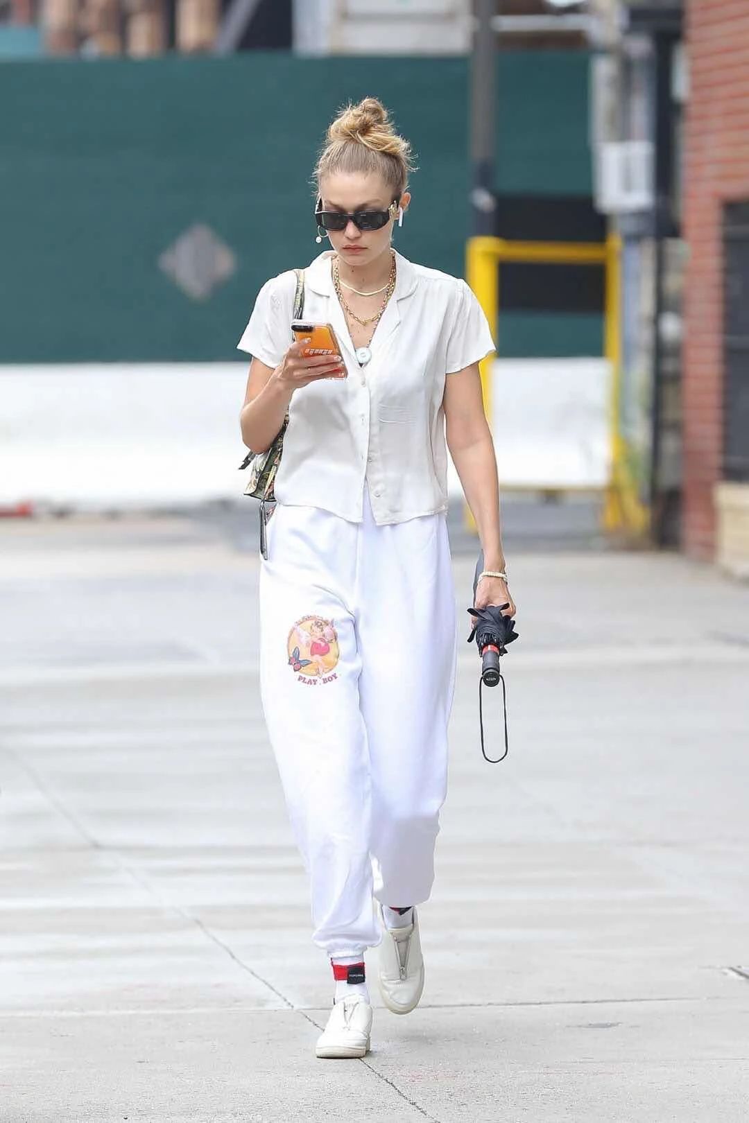 原创超模gigi hadid一身白出街,叠戴项链好前卫,颜值又回来了!