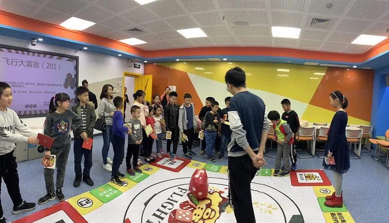 活动好玩刺激的真人大富翁游戏等你来挑战礼品很丰富