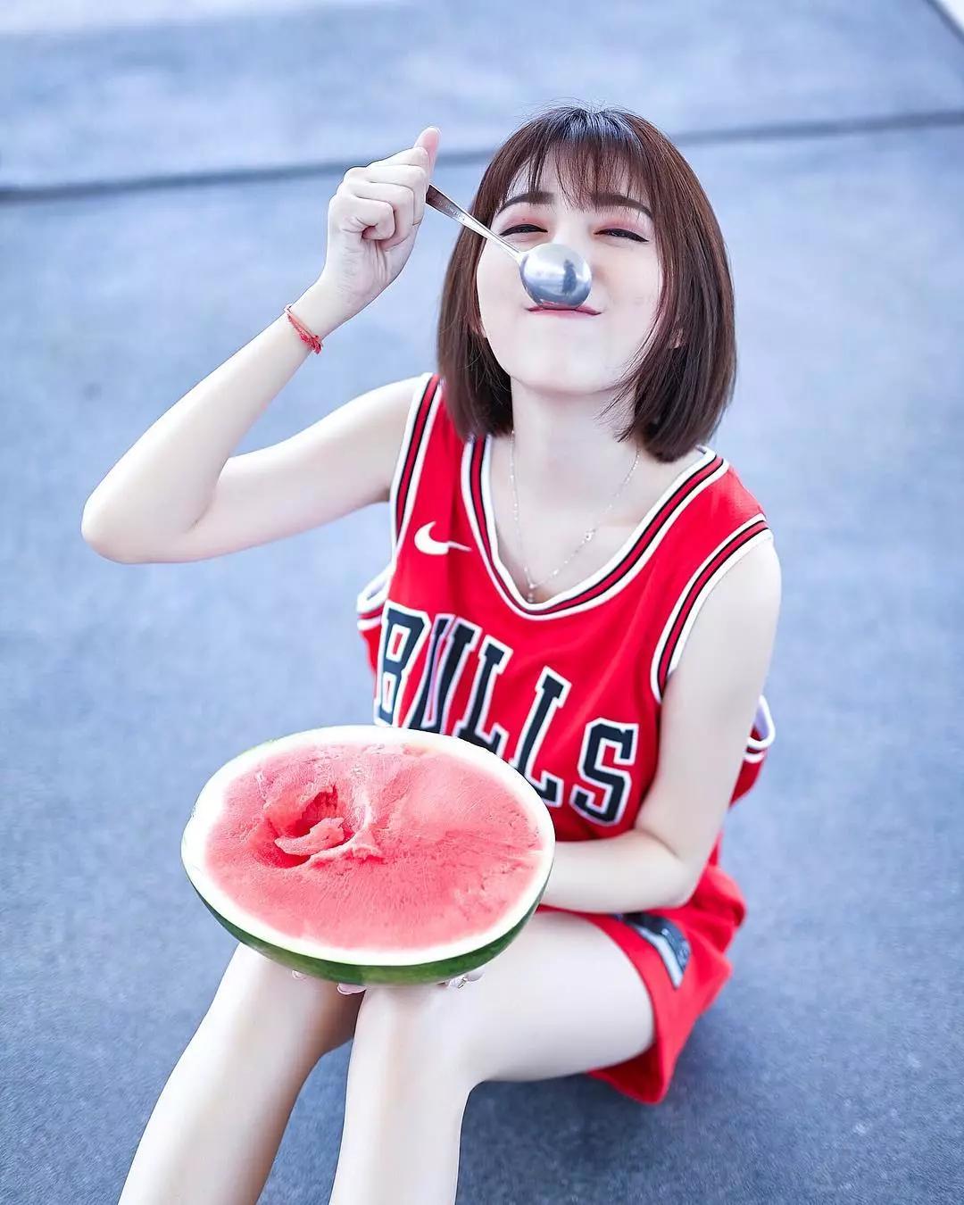 最后,为姐夫们献上黄洁琪的ins账号(mikowong),喜欢的姐夫可以自行