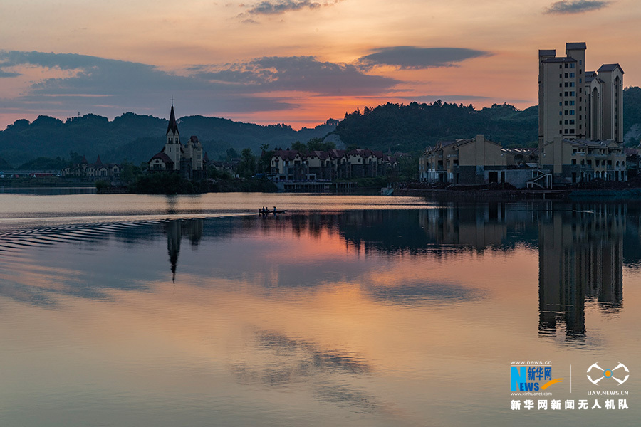 航拍重庆黎香湖湿地公园游客泛舟享清凉