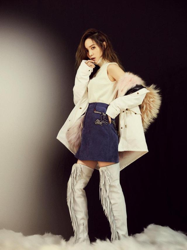 原创周杰伦七夕秀恩爱昔日女友侯佩岑穿扎染衬衫拍大片洒脱又率性