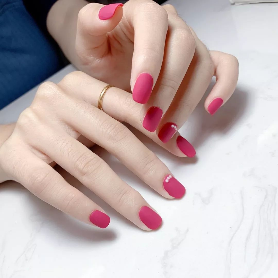 酷女孩的最爱欧美风磨砂美甲