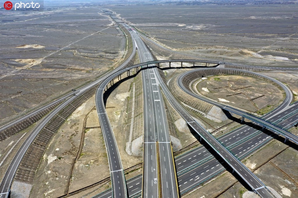 航拍新疆克拉玛依交通枢纽三坪互通立交桥雄伟壮观