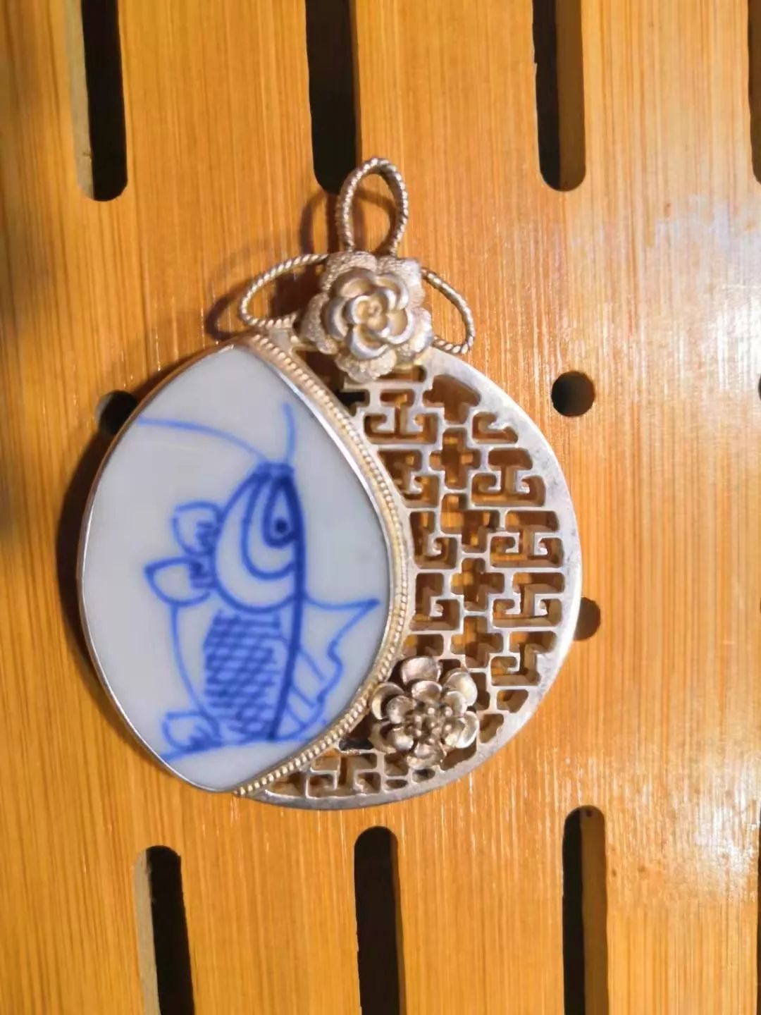 老瓷片变身新饰品  残缺也是一种美