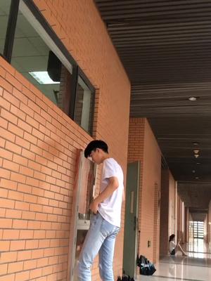 班主任太狠了耳朵都红了哈哈后面还有一个罚站的