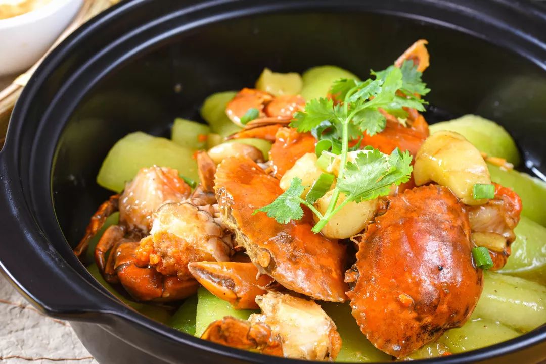 火了6年只卖簸子上的海鲜招牌菜0元送食过返寻味