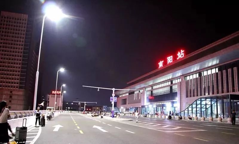 南阳东站夜景图片图片