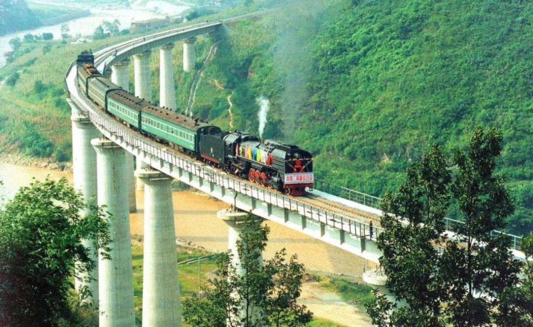 内昆铁路(图片来自网络)宝成铁路是一条非常艰苦的铁路.
