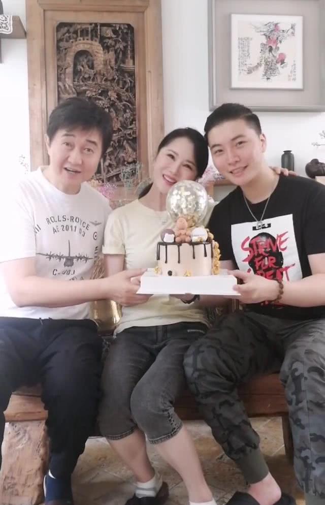 付笛生任静罕见晒出全家福付笛生老了任静依然风韵犹存