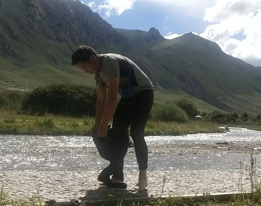 涛西昂扎介绍说,孩子看起来只有3岁左右,是一个男孩