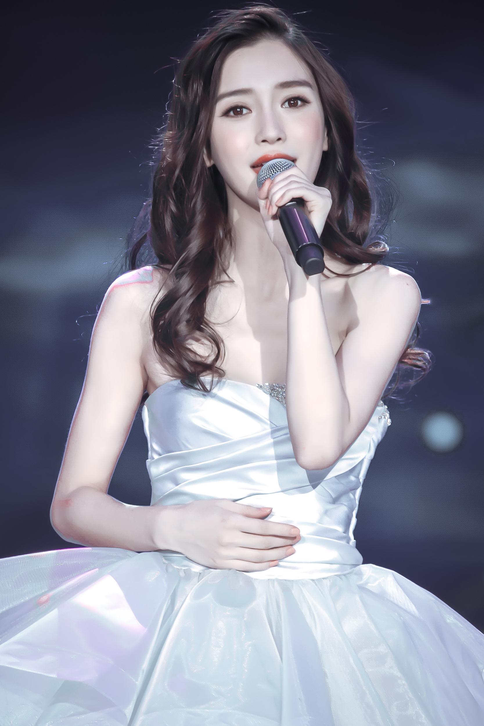 看到这样的angelababy,你还忍心黑她吗?_杨颖