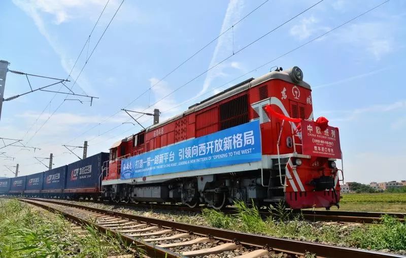 (唐振江 摄)新筑车站党总支书记黄鑫介绍说,"双向物流"让中欧班列在