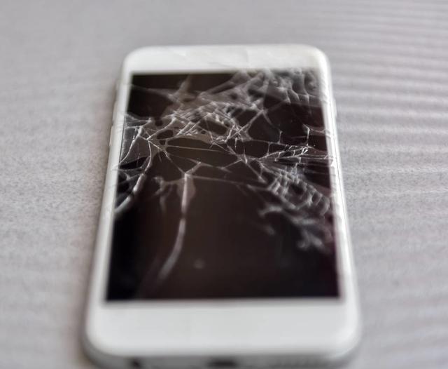 原创4岁孩子摔坏爸爸的手机接下来爸爸的做法让孩子心寒