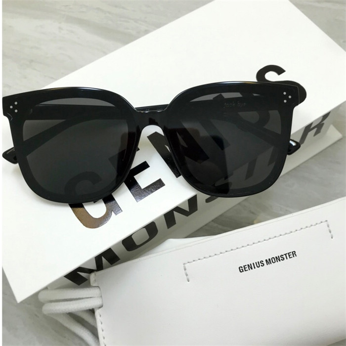 戚薇对大框墨镜极其热爱,时尚配件,百搭不踩雷!