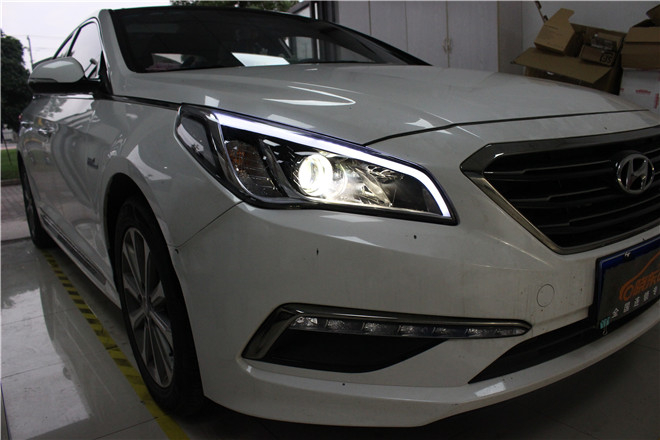 南通晓东索纳塔九代加装专用日间行车灯 红色恶魔眼搭配略显骚气