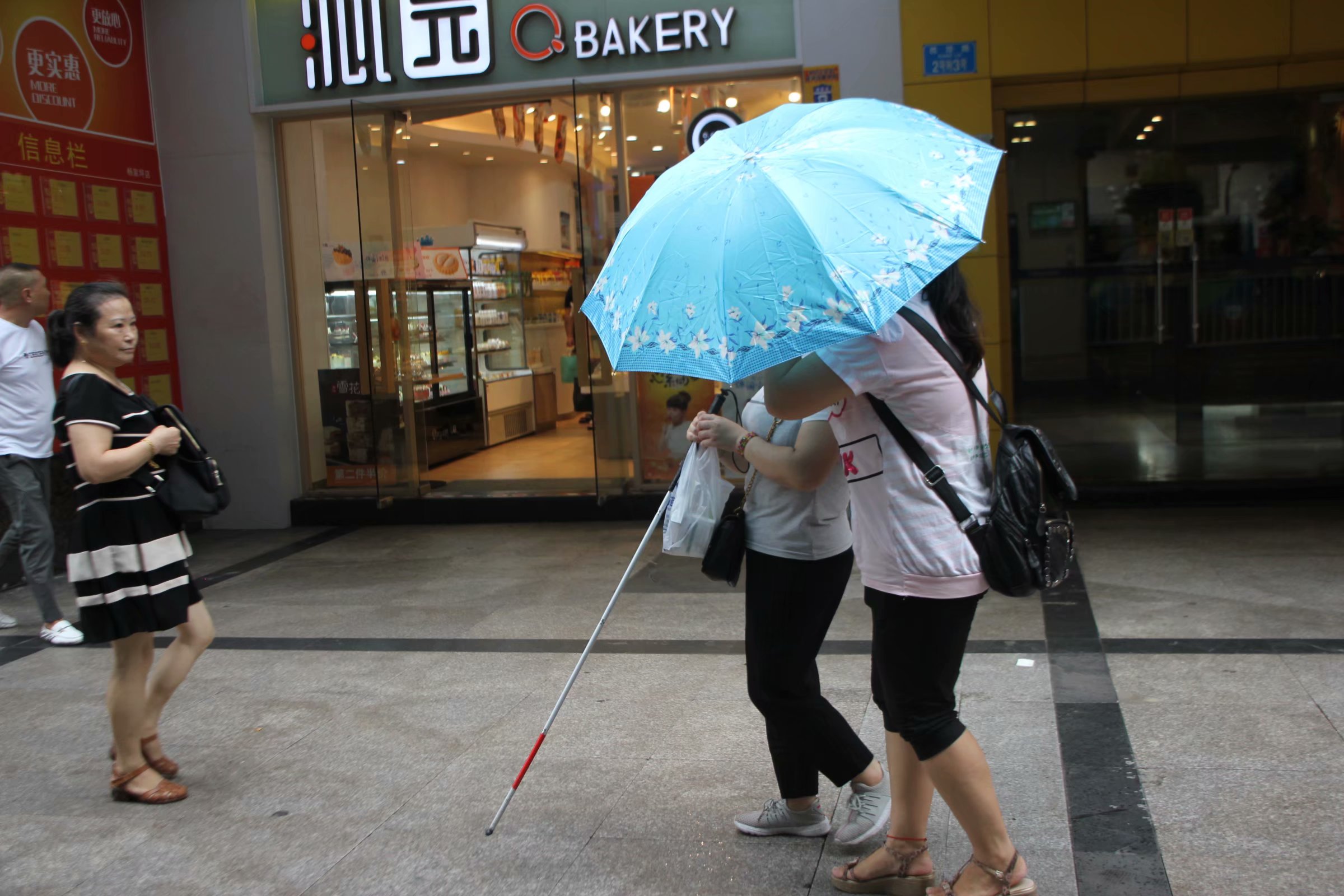 暖心!重慶:熱心阿姨冒雨護送盲女坐公交車 感動街頭市民