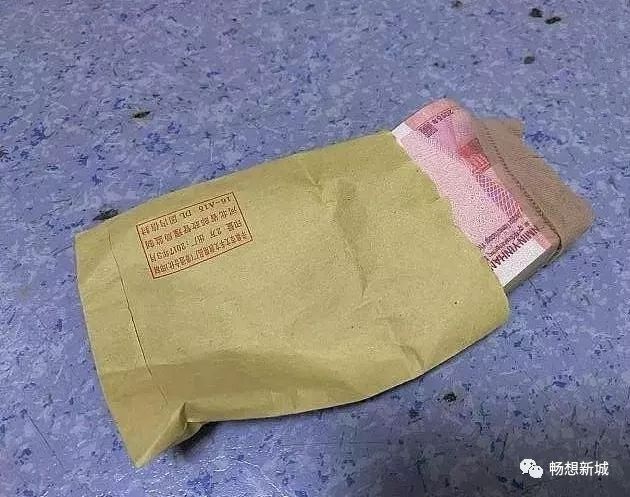 新时代文明实践一大早保洁员发现垃圾桶边有个信封里面竟是5000元现金