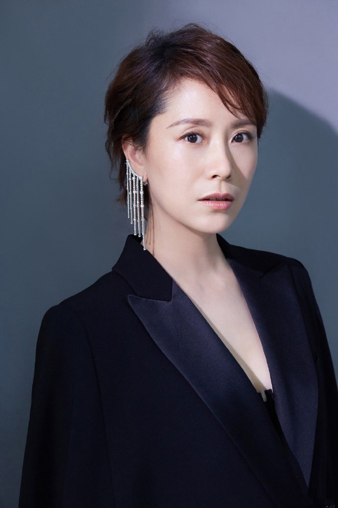 海清演绎摩登时尚写真高挑优雅利落洒脱