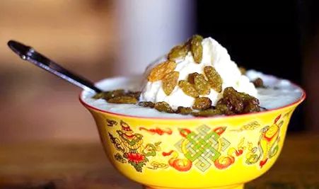 雪顿是藏语的音译,意思是"酸奶宴",于是雪顿节便被解释为喝酸奶的节日