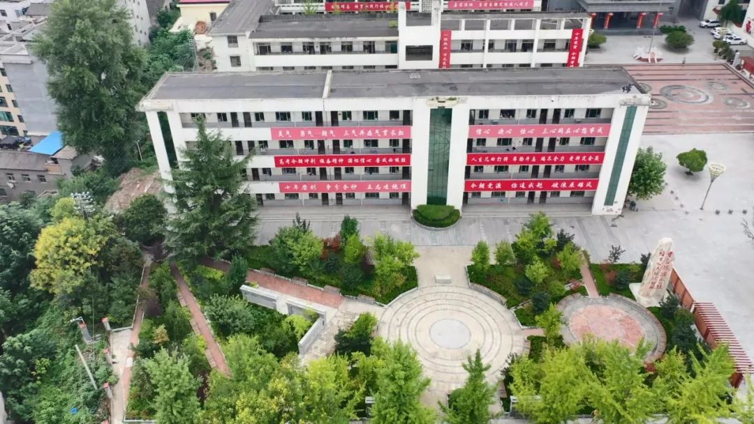 校门极其相似的建筑物,矗立在风景优美的山腰之上,这里便是洛南中学