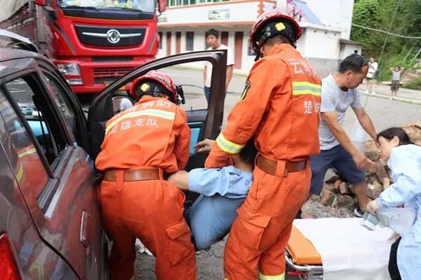 救援| 楚雄消防速救車禍被困人員