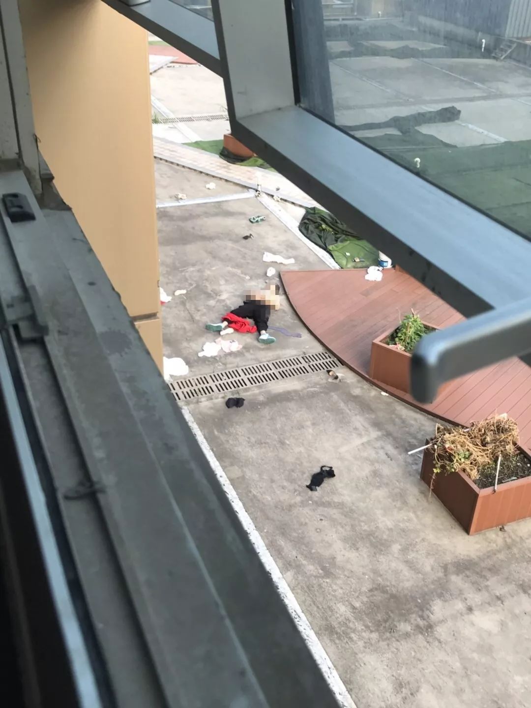 警方通报来了!今早 海宁一男子从18楼跳下身亡