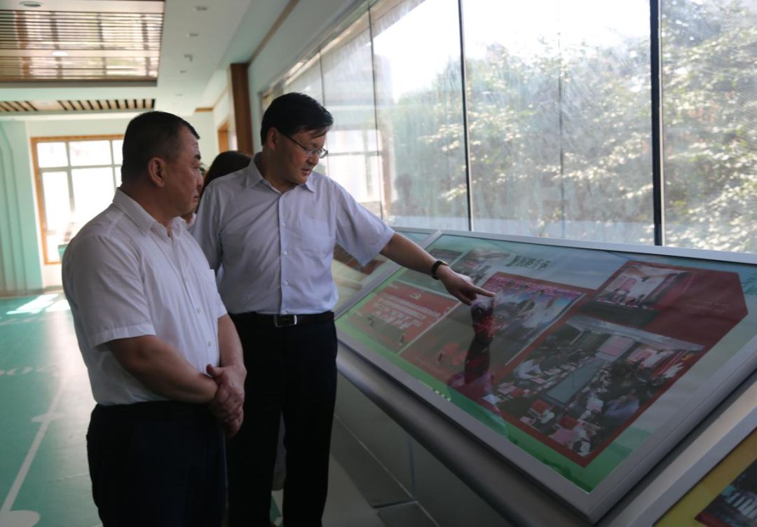 武少新书记(左一)在张源明书记陪同下参观院区致敬·在喀什守护家国