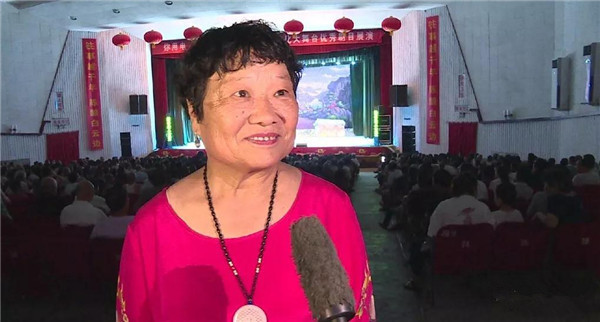 76岁的团长王素珍对我县感情深厚,表示"中原大舞台"特别受群众欢迎
