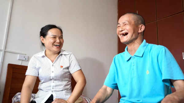 她17岁来到这里,亲手为123位老人穿上寿衣,送上最后一程