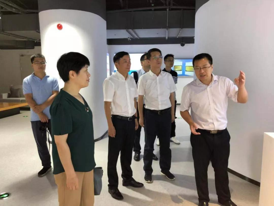 "考察团一行首先来到柯城航埠时尚低碳小镇,参观佰意智造服饰有限