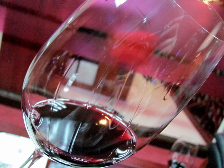 "挂杯"是葡萄酒品鉴中经常用到的一个术语.