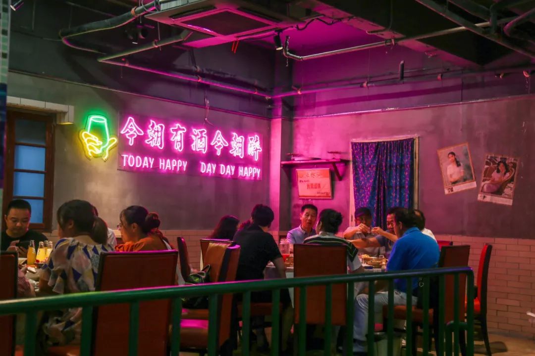 南长街的怀旧楼中街,来的人目的都不单纯.