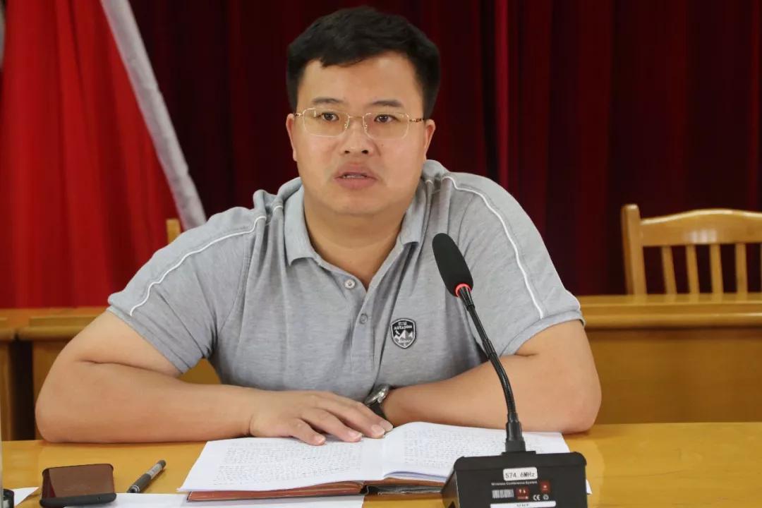 镇党委书记秦广荣结合白甸的实际,要求全体镇村干部坚决贯彻落实市委