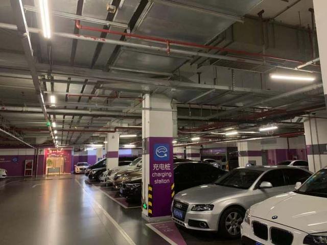 今天中午,记者来到淮海中路环贸iapm商场地下车库进行了实地探访,这里