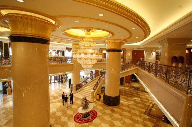 大同国宾大酒店地处御河西路交通主干道交汇之处,位于市委大院岗北