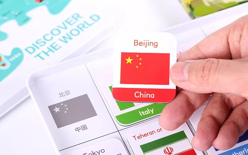 每一块磁力片上,国旗标注的是英文,对应的位置上却是中文,特意的双语