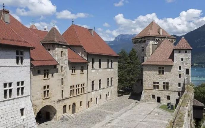 其历史可追溯到12世纪,它曾是日内瓦伯爵的府邸