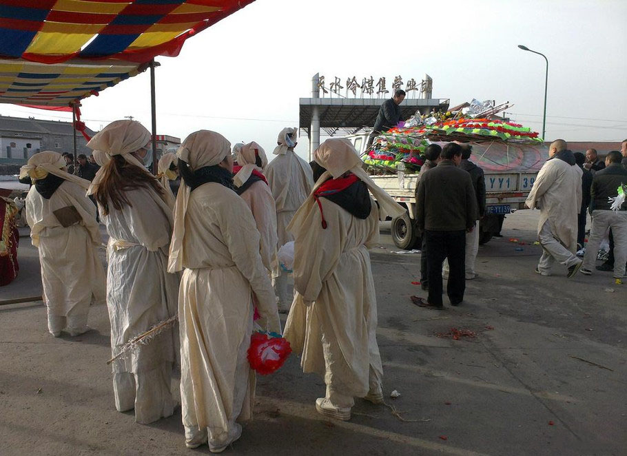 物品随着一场大火化为灰烬晚上要唱大戏纸马守灵女家属守灵祭祀水果